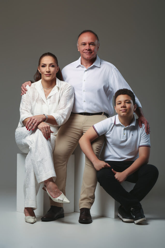 Prefeito Cel. Fábio Candiddo com a 
primeira-dama, Josiane e o filho Otávio 