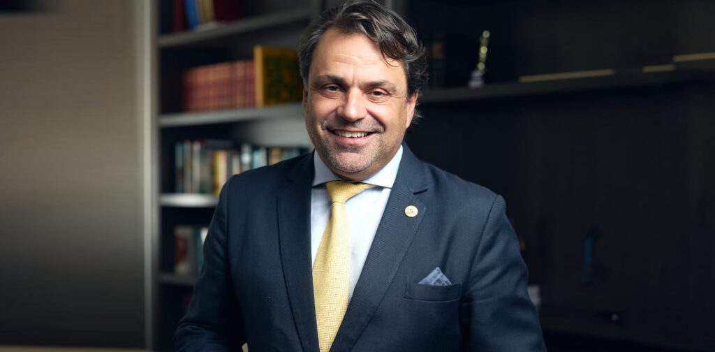 Vereador em terceiro mandato, advogado e jornalista, reconhecido pela atuação em defesa do consumidor, construiu uma trajetória de três décadas na vida pública